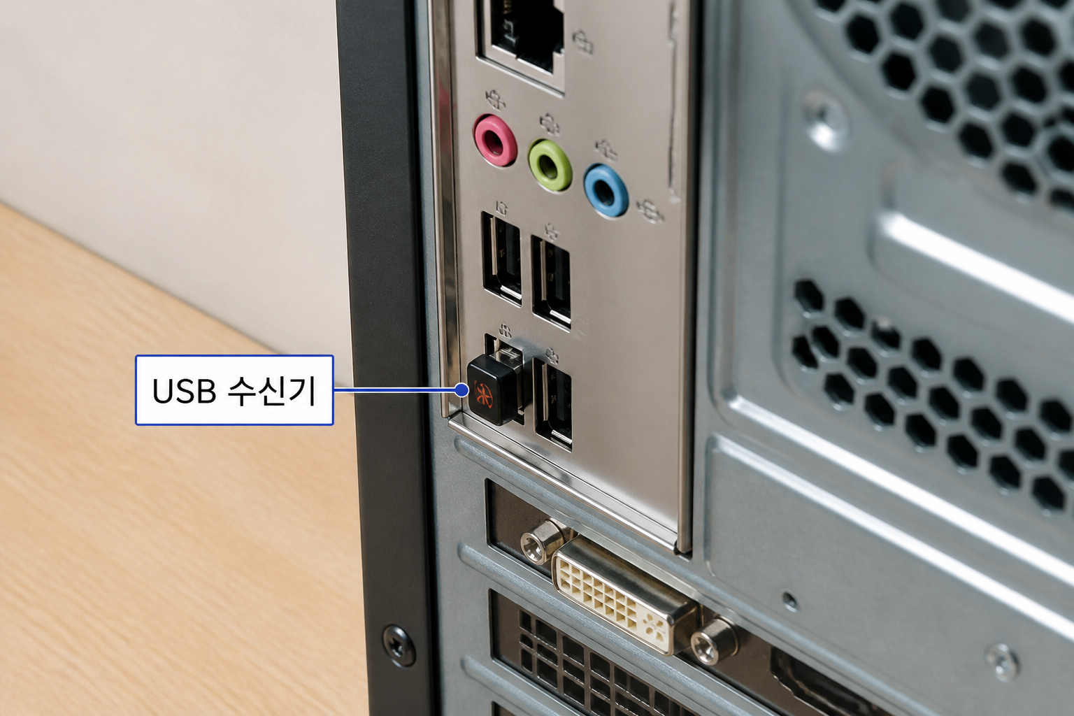 노트북 USB 포트에 무선 마우스 수신기를 직접 꽂고 허브는 빼 둔 예시